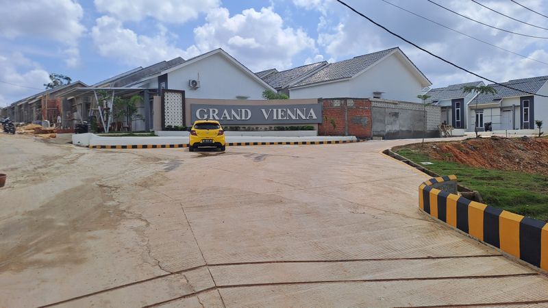 foto gerbang perumahan Grand Vienna